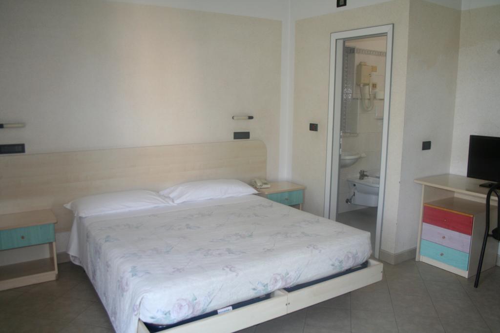Hotel Saint Tropez Riccione Szoba fotó