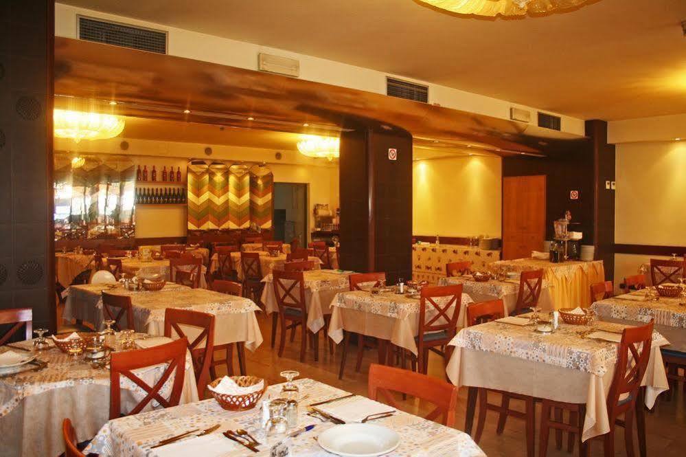 Hotel Saint Tropez Riccione Kültér fotó
